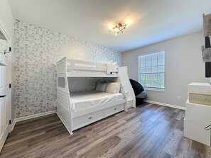 3 chambres, fer et planche à repasser, Wi-Fi, draps fournis