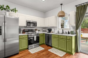 Mikrowelle, Ofen, Herdplatte, Geschirrspüler