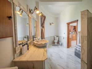 Villa, vue plage | Salle de bain | Articles de toilette gratuits, savon, shampoing, papier toilette