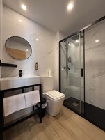 Habitación superior, vistas a la ciudad | Baño | Ducha, toallas, jabón y champú