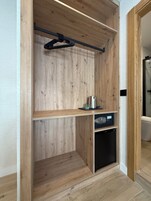 Habitación superior, vistas a la ciudad | Caja fuerte, escritorio, cortinas opacas y wifi gratis