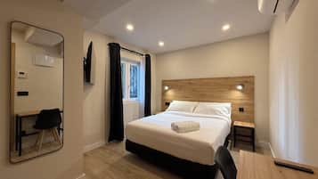 Habitación doble estándar | Caja de seguridad en la habitación, escritorio y cortinas blackout