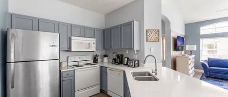 Réfrigérateur, micro-ondes, four, plaque de cuisson