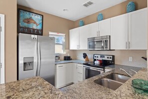 ثلاجة، ميكروويف، فرن، موقد طهي مسطح