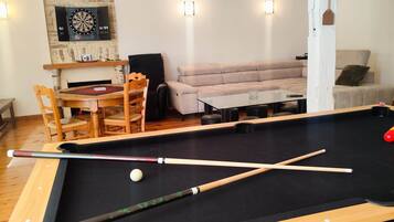 Televisie en een open haard