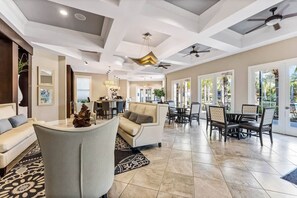 المنشأة من الداخل