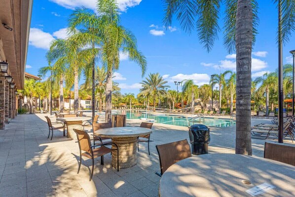 حمّام سباحة مُدفَّأ