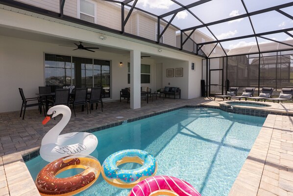 حمّام سباحة مُدفَّأ