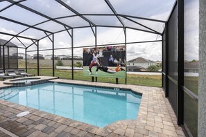 حمّام سباحة مُدفَّأ