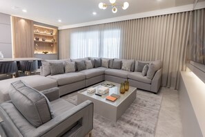 Smart TV, fireplace - Windsor Cay 94 - Ten Bedroom Villa, Sleeps 22 (Orlando)