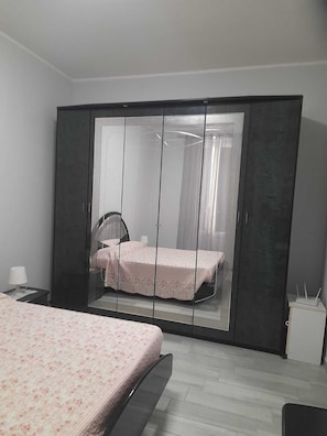 2 Schlafzimmer, BĂŒgeleisen/BĂŒgelbrett, WLAN, BettwĂ€sche