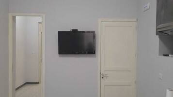 Microwave, oven, stovetop, cookware/dishes/utensils