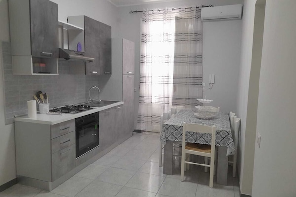 Mikrobølgeovn, ovn, kogeplade, køkkentøj/tallerkener/redskaber