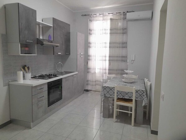 Microwave, oven, stovetop, cookware/dishes/utensils