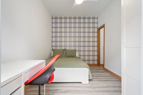Iron/ironing board, bed sheets