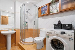 Douche, sèche-cheveux, serviettes fournies, savon