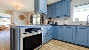 Geladeira, micro-ondas, fogão, cooktop