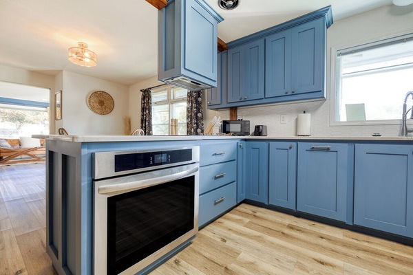 Kylskåp, mikrovågsugn, ugn och spishäll