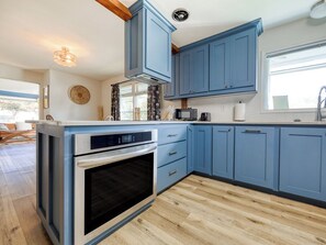 Fridge, microwave, oven, stovetop - The Nest with Firepit & Backyard Swings (Klamath Falls)