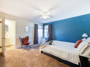 3 bedrooms, iron/ironing board, free WiFi, bed sheets - The Nest with Firepit & Backyard Swings (Klamath Falls)