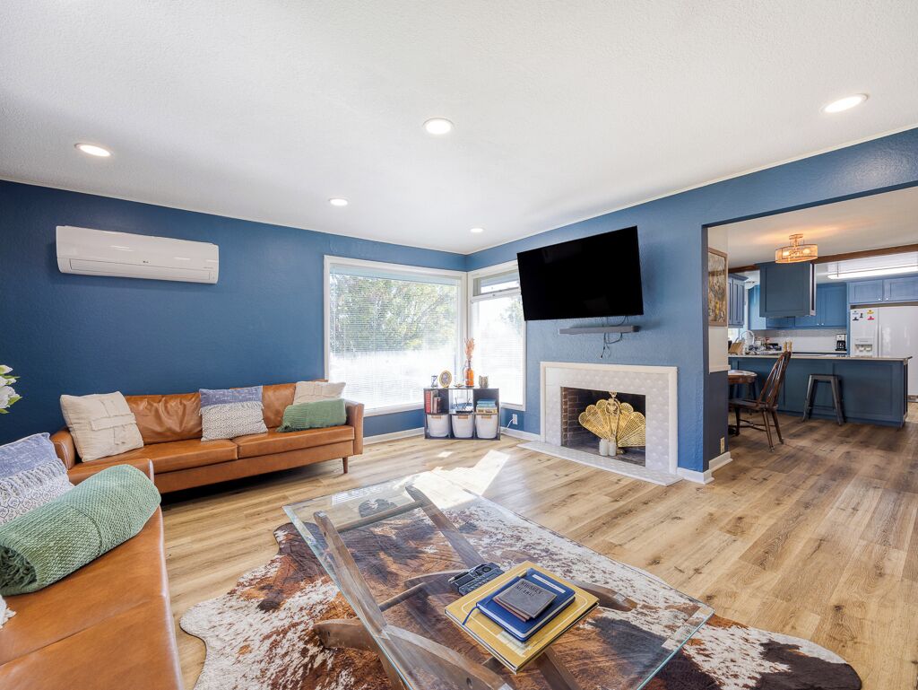 Een smart-tv en boeken