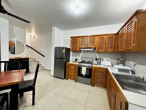 Fridge, oven, stovetop, coffee/tea maker