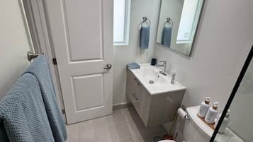 Regadera, secadora de cabello, toallas, jabón