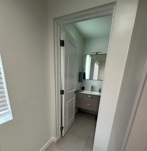 Douche, sèche-cheveux, serviettes fournies, savon