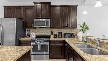 Een koelkast, een magnetron, een oven, een kookplaat