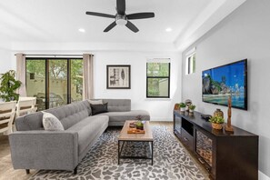 Smart TV - Disney Getaway! Luxury Townhouse with Themed Bedrooms. Book Now! #CG855 (Orlando)