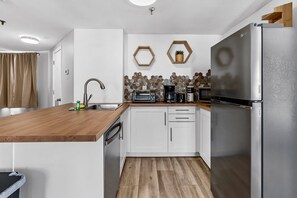 Réfrigérateur, four à micro-ondes, un four, surface de cuisson