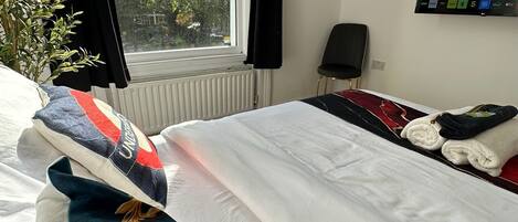 2 室のベッドルーム、アイロン / アイロン台、WiFi、ベッドシーツ