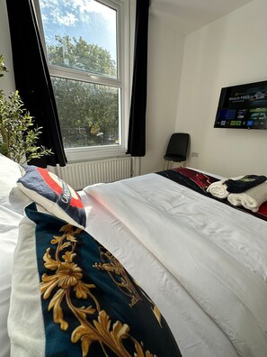 2 chambres, fer et planche à repasser, Wi-Fi, draps fournis