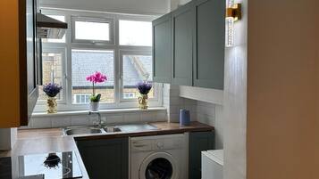 Een koelkast, een magnetron, een oven, een koffiezetapparaat/waterkoker