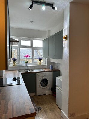 Réfrigérateur, micro-ondes, four, cafetière/bouilloire