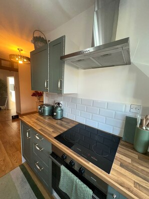 Réfrigérateur, micro-ondes, four, cafetière/bouilloire