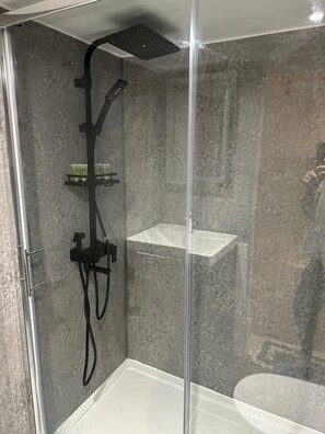 Haartrockner, Handtücher, Seife, Shampoo