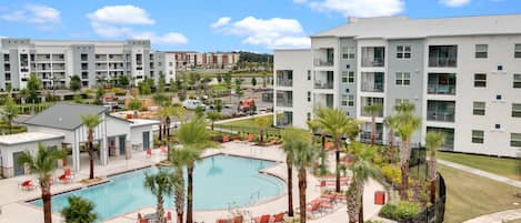 Lämmitetty uima-allas