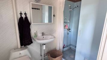 เคบิน, 3 ห้องนอน, สูบบุหรี่ได้ | ห้องน้ำ