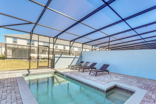 حمّام سباحة مُدفَّأ