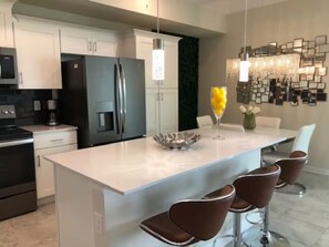 Een koelkast, een magnetron, een oven, een kookplaat