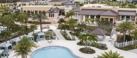 حمّام سباحة مُدفَّأ