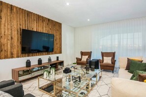 Smart TV, table tennis