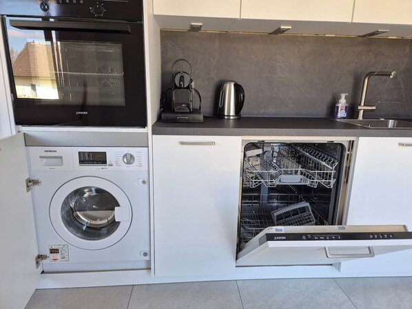Refrigerador, microondas, horno, placa de cocina