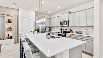 Réfrigérateur, micro-ondes, four, plaque de cuisson