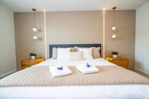 5 bedrooms, iron/ironing board, WiFi, bed sheets