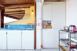 ثلاجة، موقد طهي مسطح، غسالة أطباق، ماكينة لصنع القهوة/الشاي