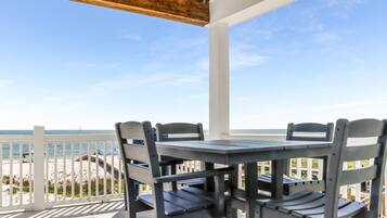 Casa de ciudad, varias camas (Las Brisas) | Restaurante al aire libre