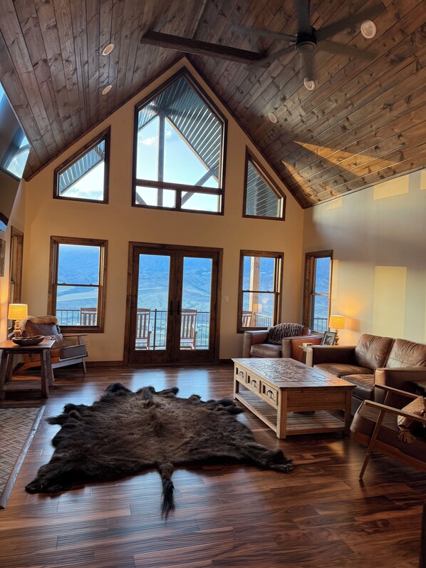 Smart TV, fireplace - Cody WY Yellowstone Luxury Mountain Escape - 3 Bed 2 Ba Amazing Mountain Views (Cody)