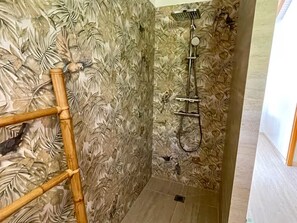 Douche, sèche-cheveux, serviettes fournies
